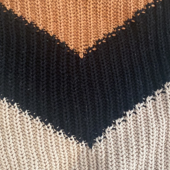 Comfy and cute sweater. Women’s small - Picture 6 of 6